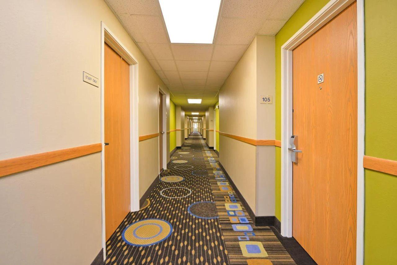 Regency Inn Geneseo Il I-80 Exterior photo