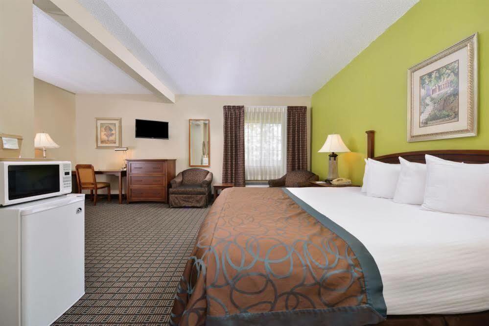 Regency Inn Geneseo Il I-80 Exterior photo